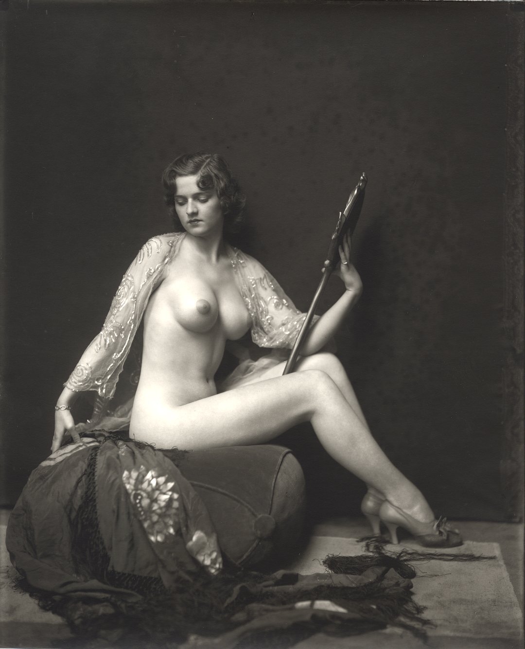 Alfred Cheney Johnston_1931_Ziegfeld Follies Girls_Dorothy Flood (mirror).jpg